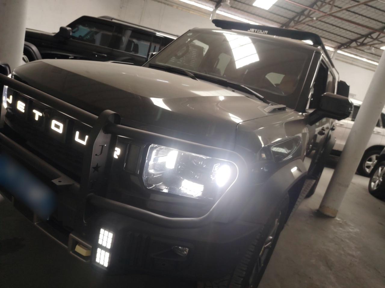 Под передней частью автомобиля