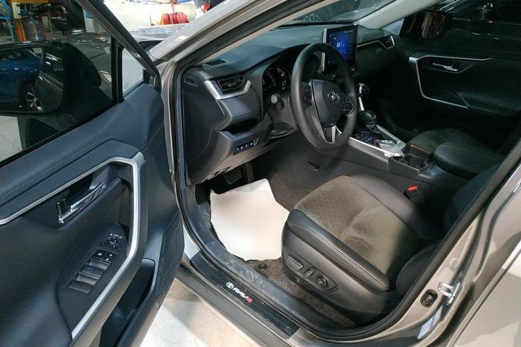 Used Toyota RAV4 2022 2.0L CVT 4x4 Style Plus Edition Driver Seat