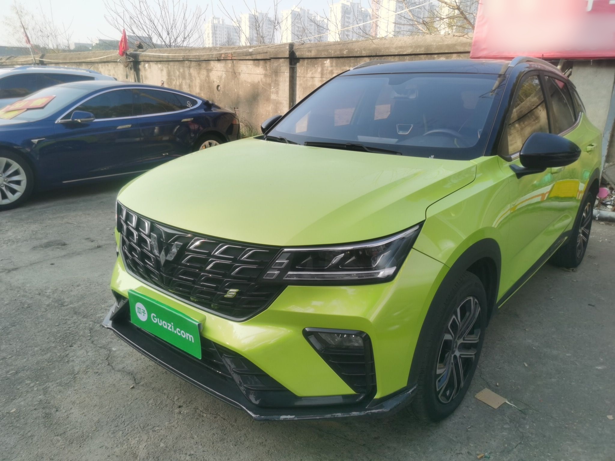 Под передней частью автомобиля