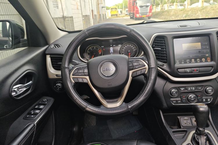 Used Jeep Cherokee 2017 2.0L Superior Edition
