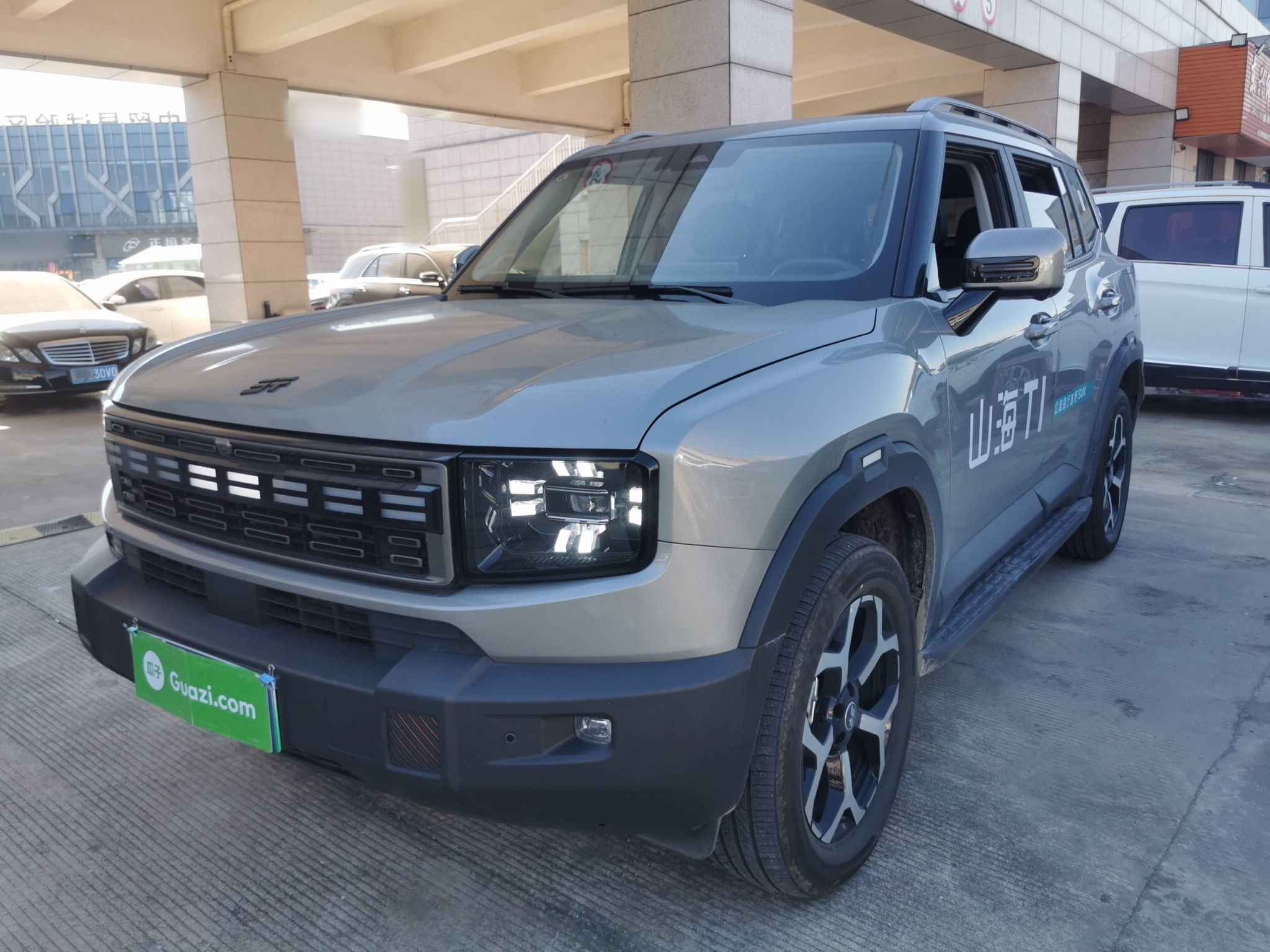 Под передней частью автомобиля