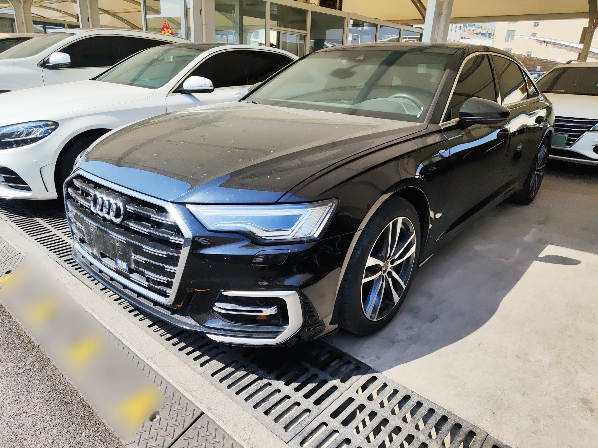 Под передней частью автомобиля