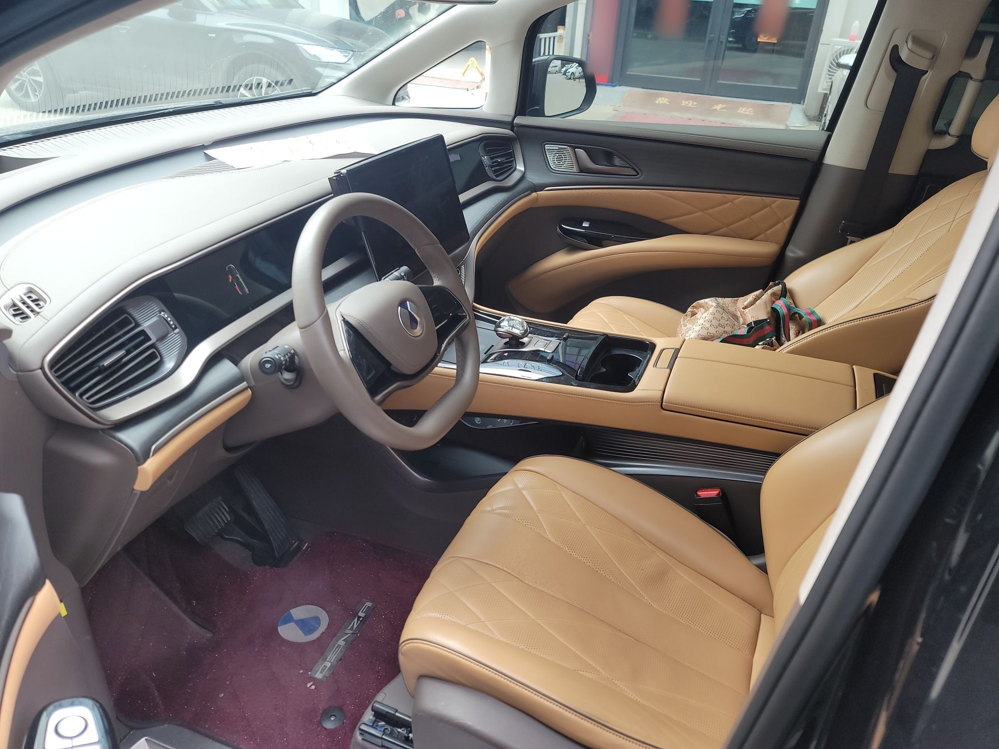 المقاعد الأمامية داخل السيارة