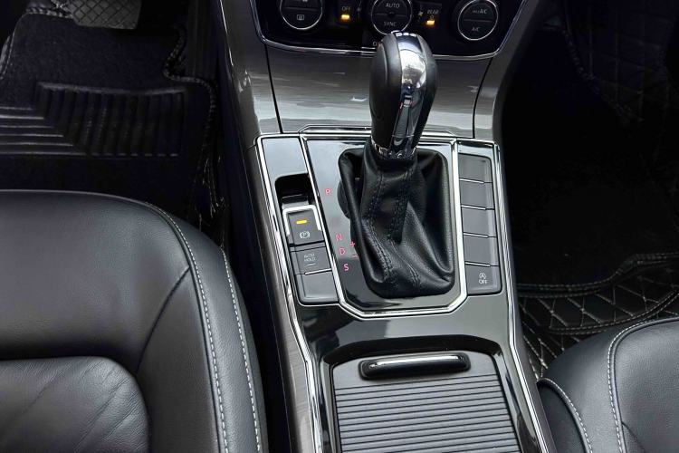 Used Volkswagen Passat 2016 330TSI DSG Luxury Edition Gear Lever