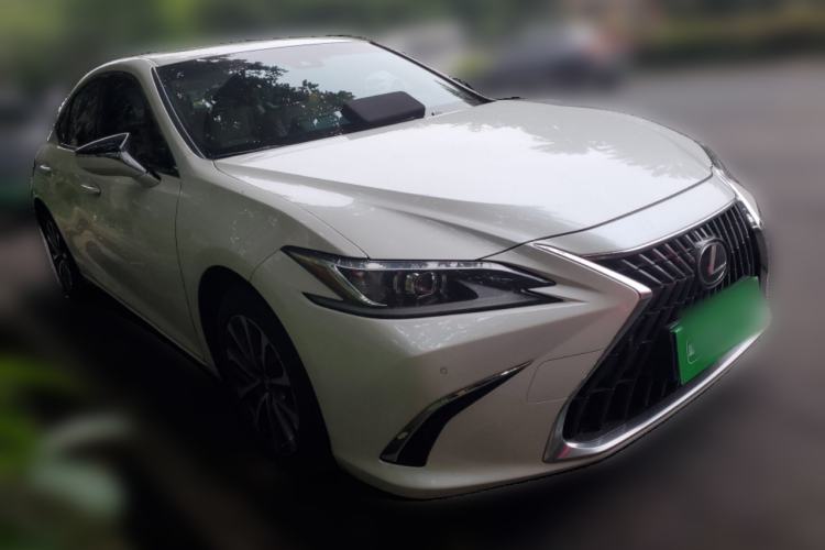 Used Lexus ES 2021 260 Excellence Edition Front Right 45 Deg
