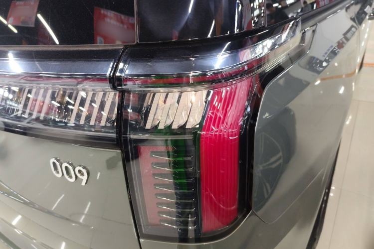 Used Zeekr 009 2024 Six-Seat Executive Version 4WD 108 kWh
