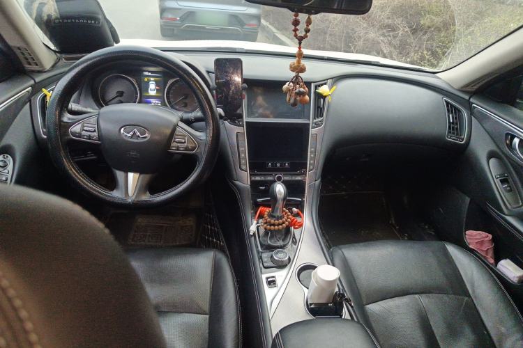 Used Infiniti Q50L 2015 2.0T Enjoyment Edition Center Console