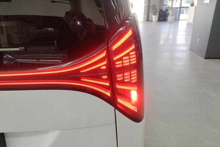 Used Geely Galaxy LEVC L380 2024 140-Degree 6-Seater All-Wheel-Drive Ultra Right Rear Taillight