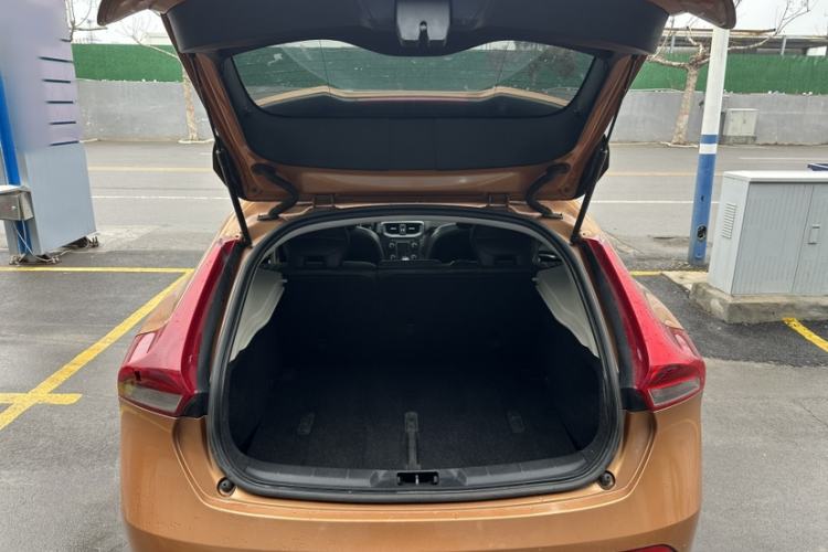 Used Volvo V40 2014 2.0T Zhiya Edition
