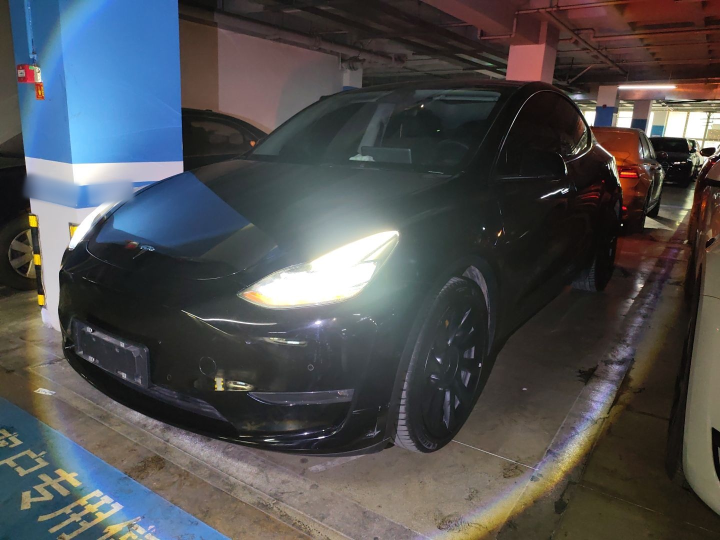 Под передней частью автомобиля