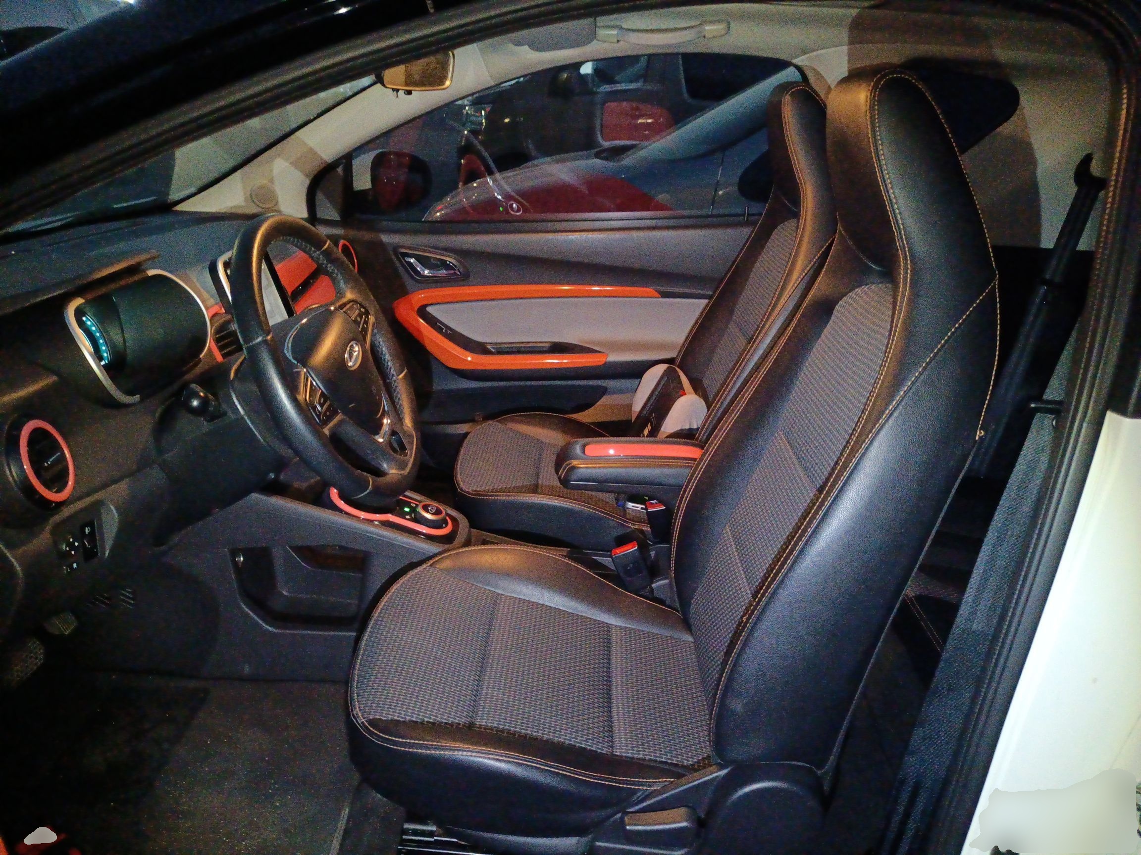 Переднее сиденье в автомобиле