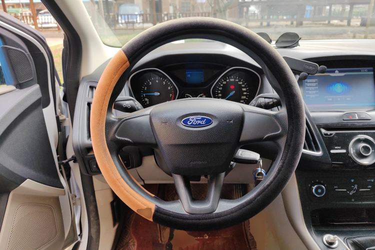 Used Ford Focus 2015 Sedan 1.6L Manual Comfort Model
