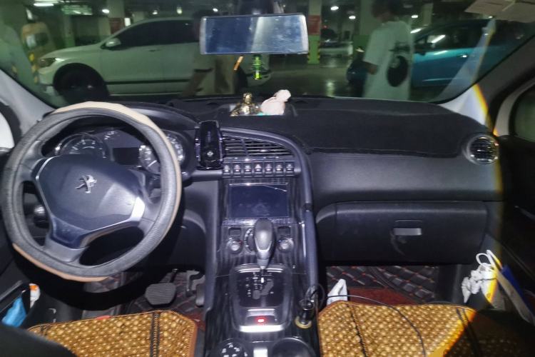 Used Peugeot 3008 2016 1.6THP Automatic Prestige Edition Center Console