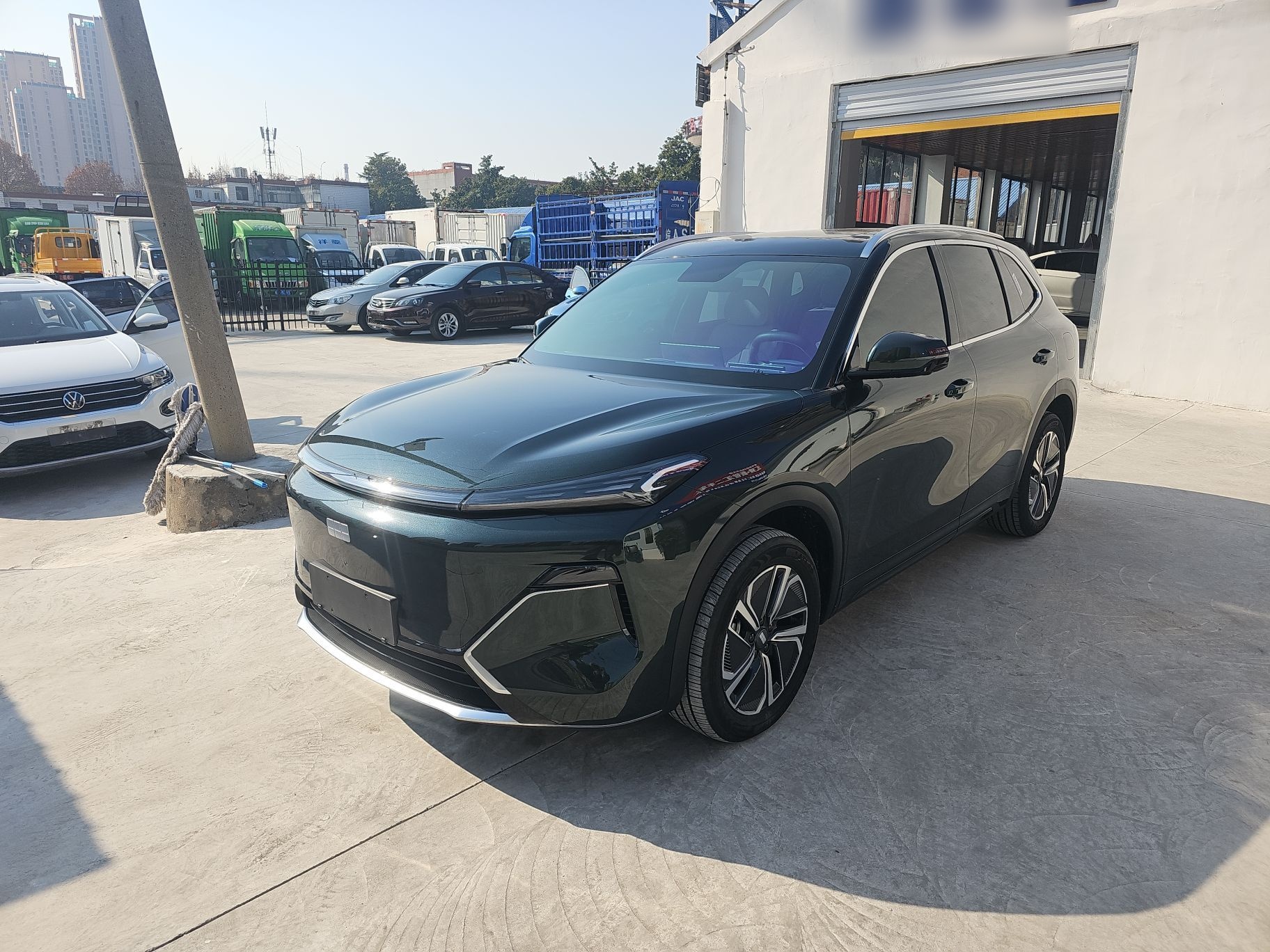 Под передней частью автомобиля