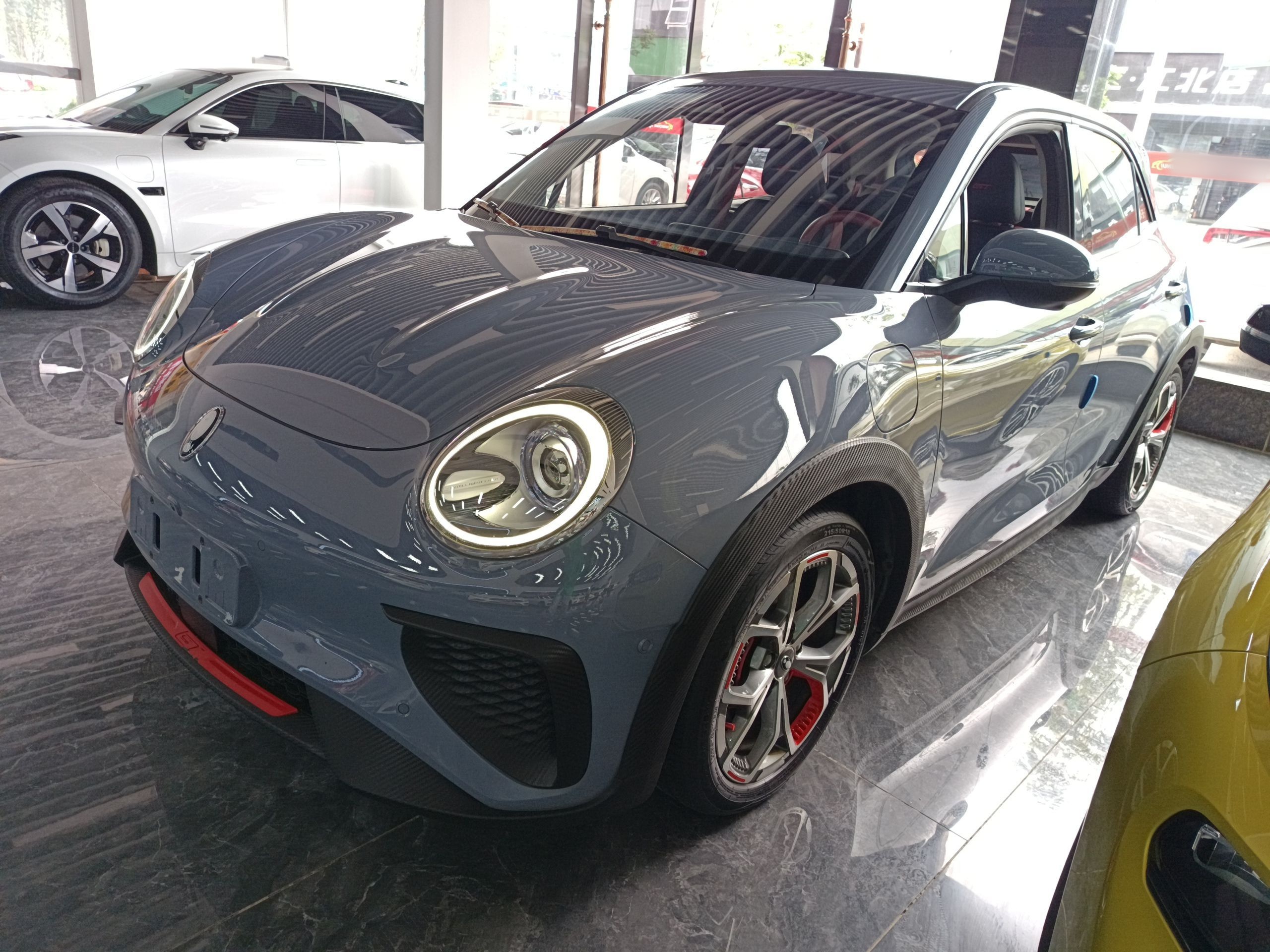 Под передней частью автомобиля