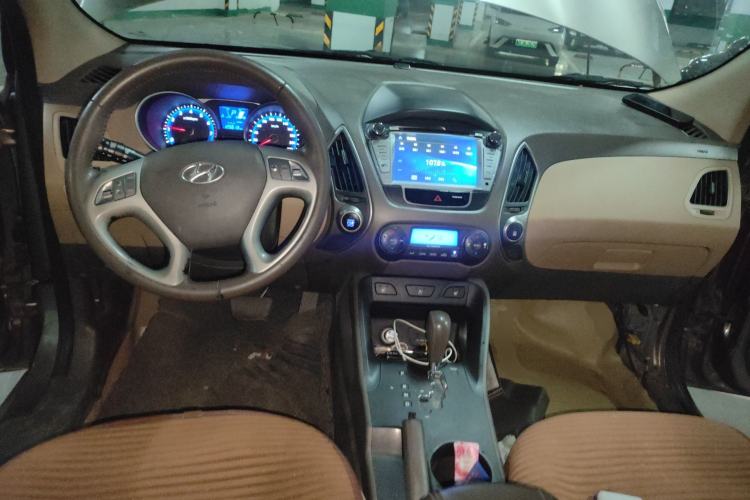 Used Hyundai ix35 2012 2.0L Automatic Two-Wheel Drive Elite Edition GLS Center Console