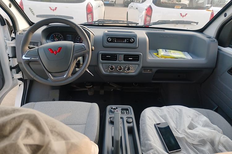 Used Wuling Yangguang 2024 300KM Comfort Version Passenger Van 75kW