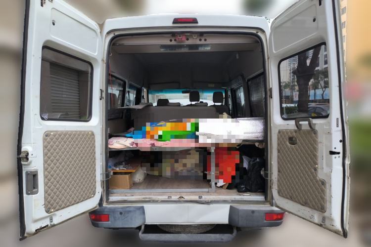 Used Iveco Daily 2021 2.5T A35 M1 Passenger Van 5-9 Seater Short Wheelbase Mid-Roof Design Dual Tires Manual Doors
