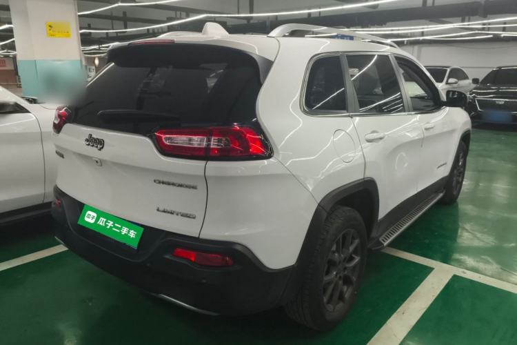 Used Jeep Cherokee 2020 2.0L Two-Wheel Drive Classic Sports Edition Exterior 5