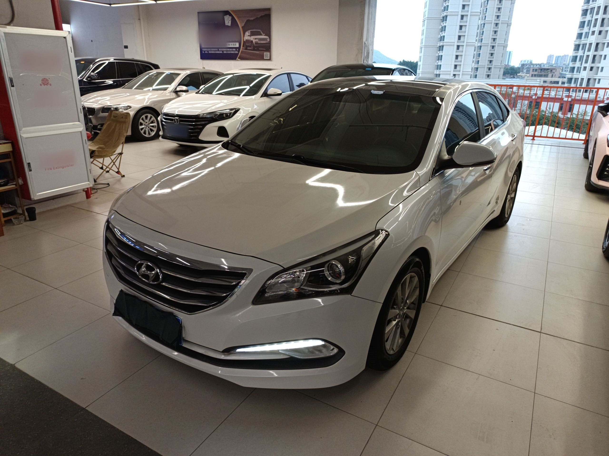 تحت مقدمة السيارة