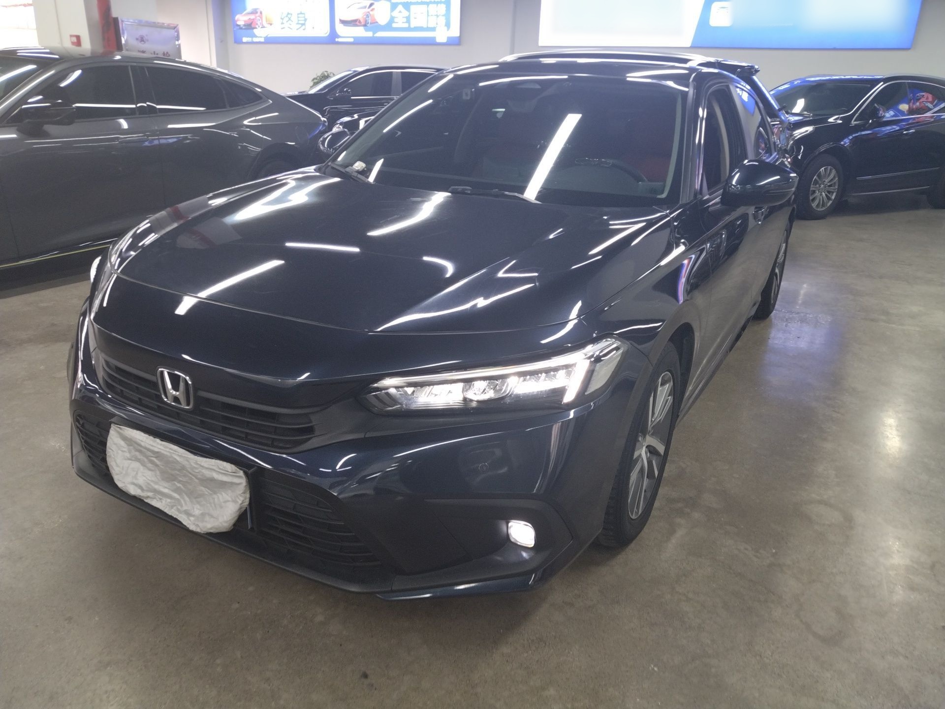 Под передней частью автомобиля