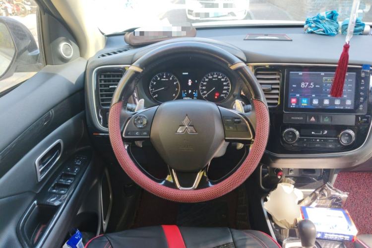 Used Mitsubishi Outlander 2018 2.4L 4x4 Luxury Edition 7-Seater Steering Wheel