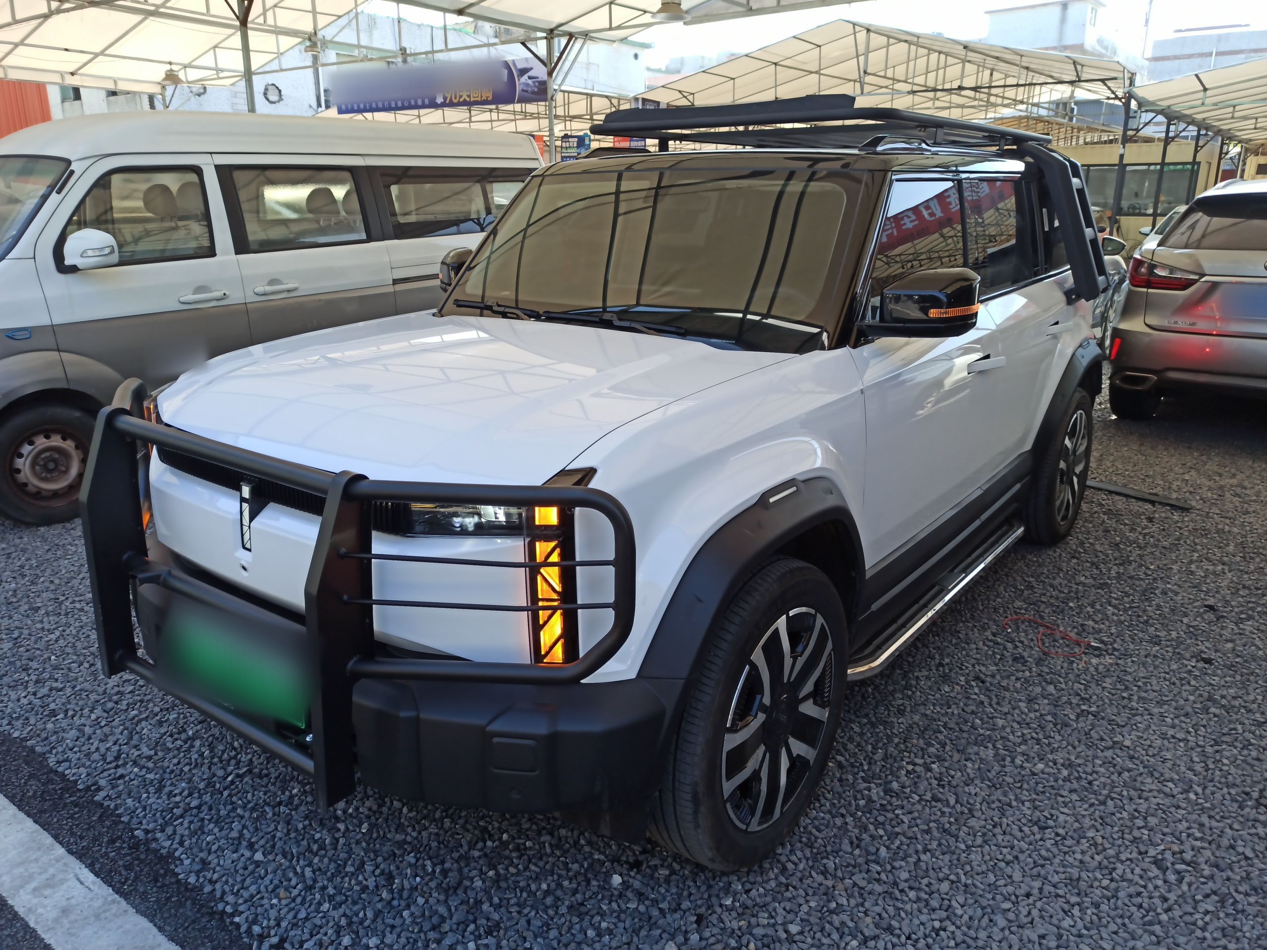 تحت مقدمة السيارة