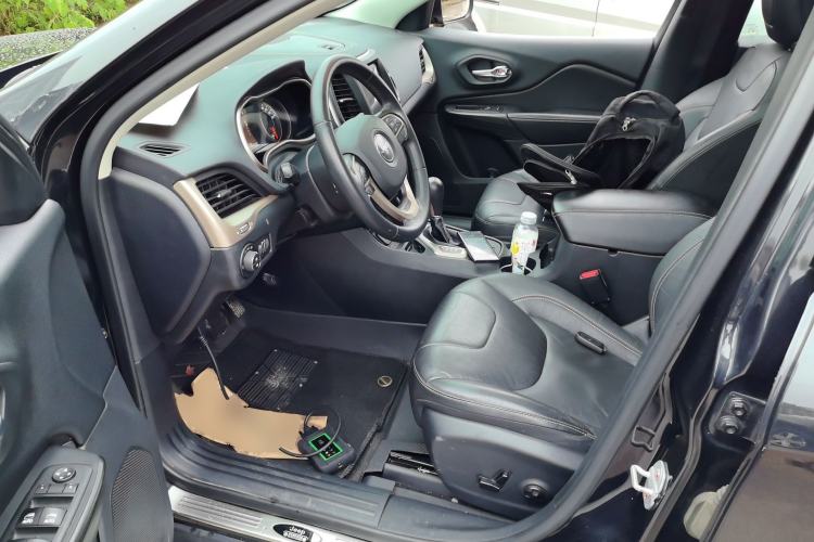 Used Jeep Cherokee 2016 2.0L Superior Edition Left Front Seat