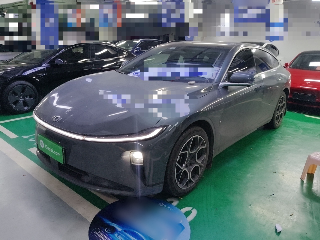 تحت مقدمة السيارة