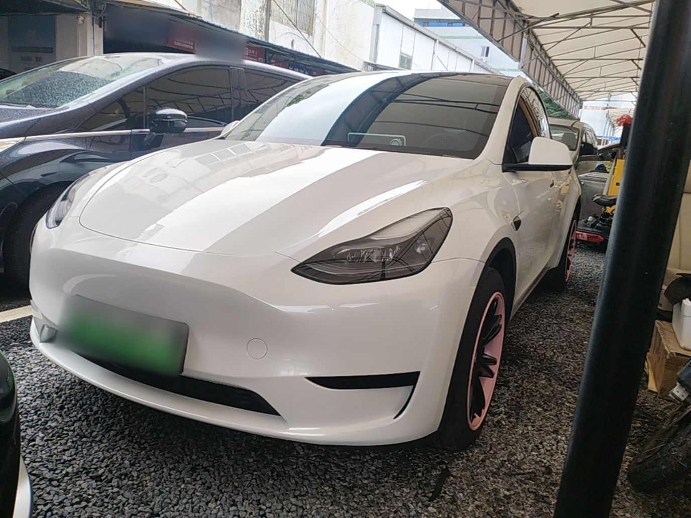 Под передней частью автомобиля