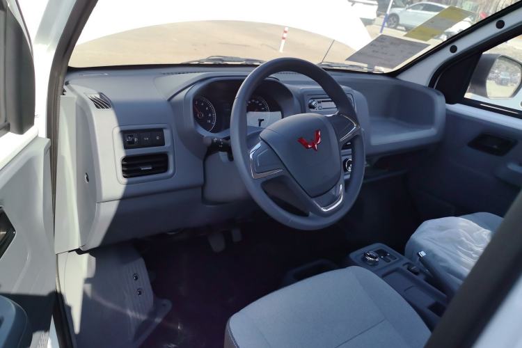 Used Wuling Yangguang 2024 300KM Comfort Version Passenger Van 75kW Center Console