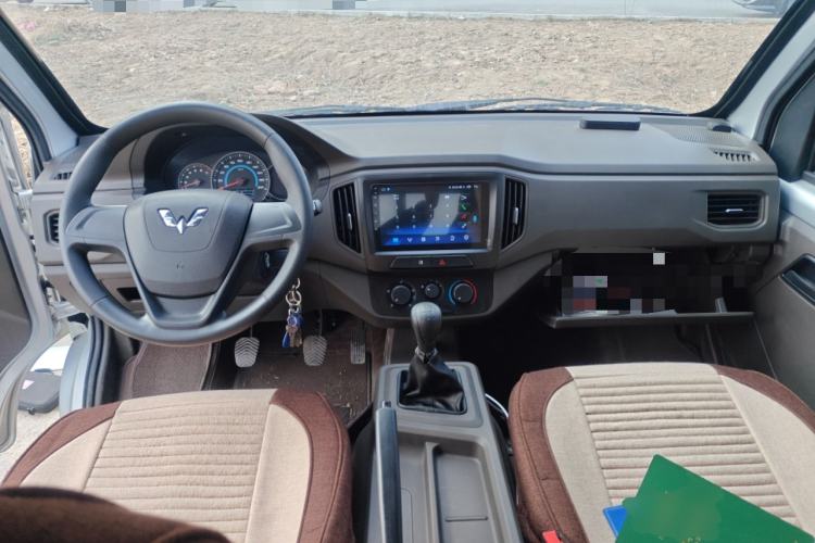 Used Wuling Rongguang New Truck 2023 1.5L Double-Cab Extended-Size Standard Version LAR Center Console