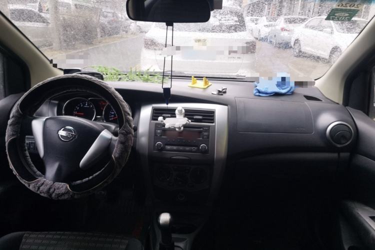 Used Nissan Livina 2013 Jingrui 1.6XL Manual Comfort Edition Center Console