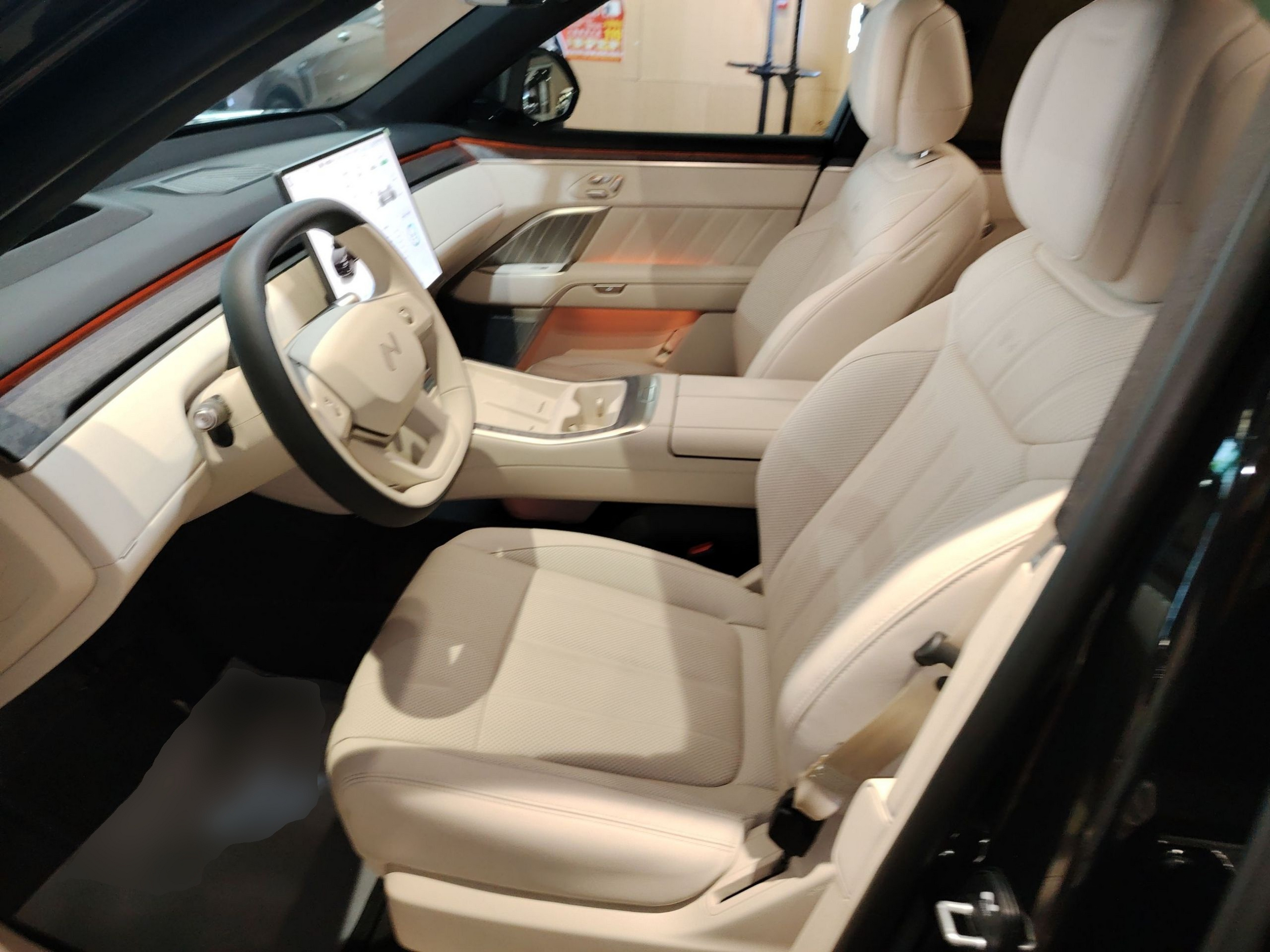 المقاعد الأمامية داخل السيارة