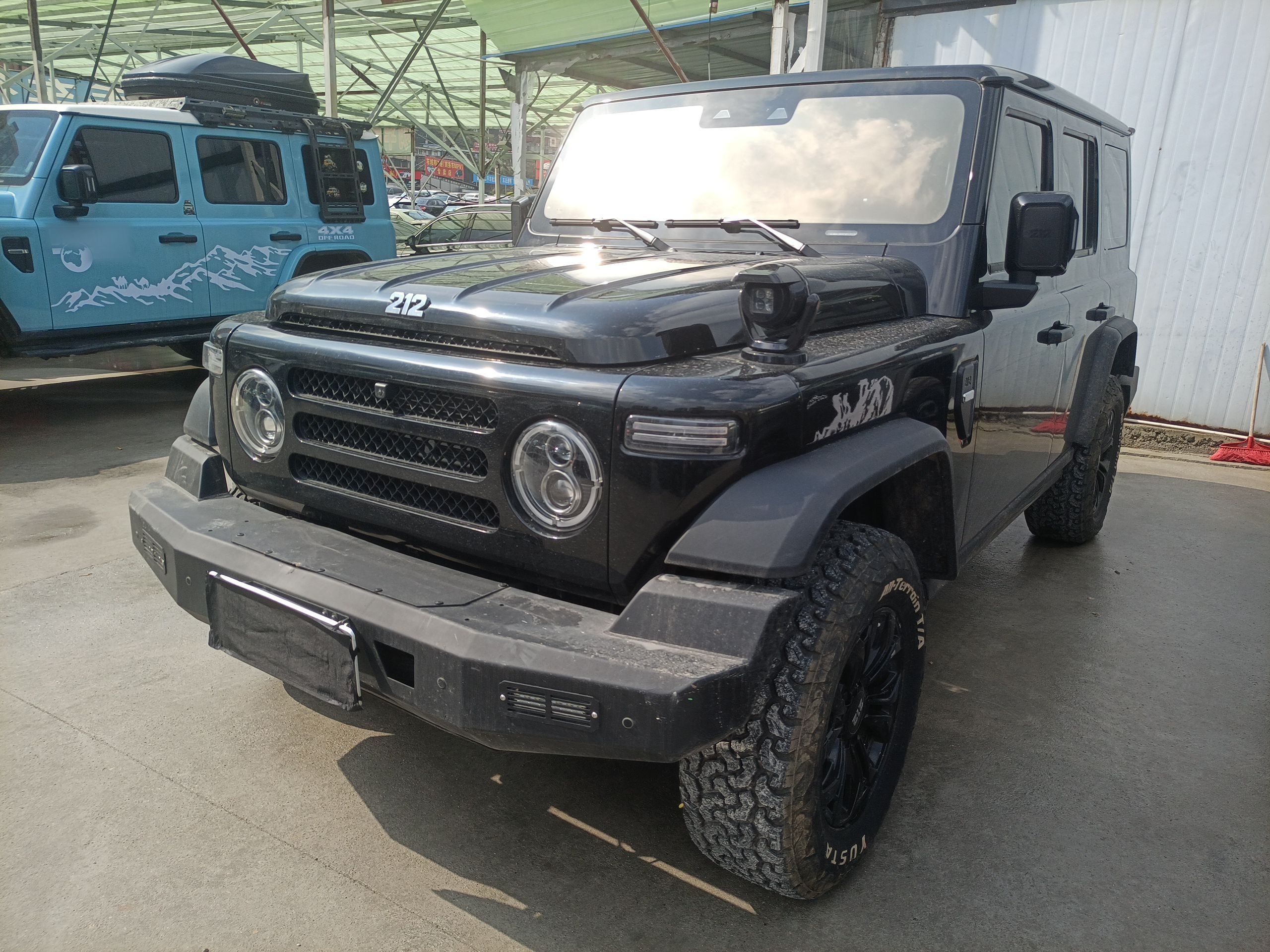 تحت مقدمة السيارة