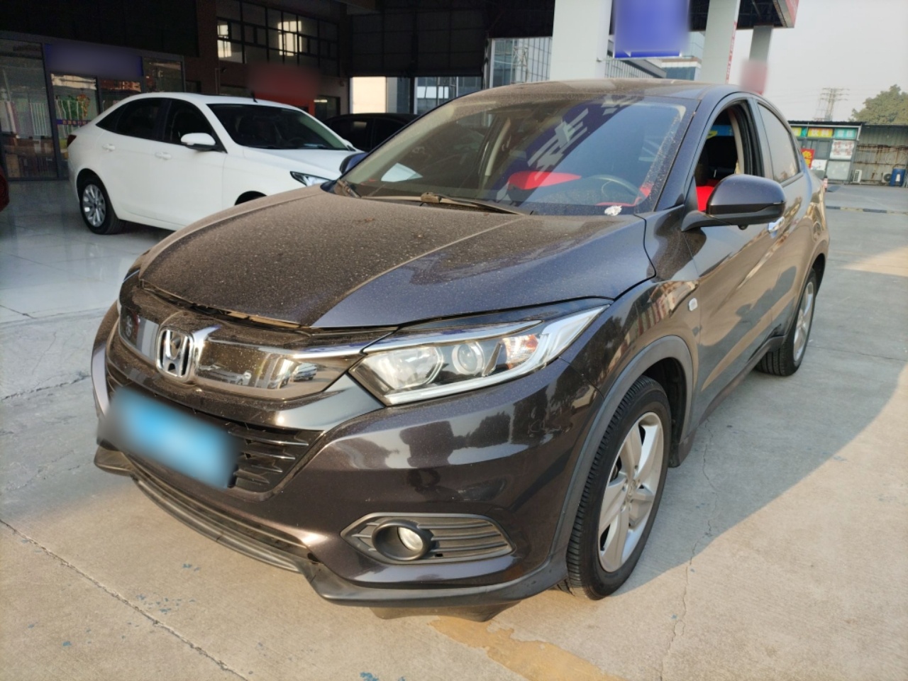 تحت مقدمة السيارة