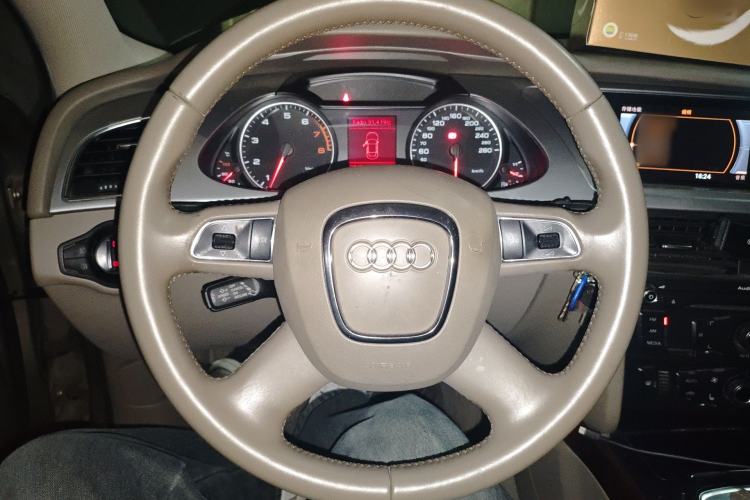 Used Audi A4L 2012 2.0 TFSI automatic Comfort trim level Steering Wheel