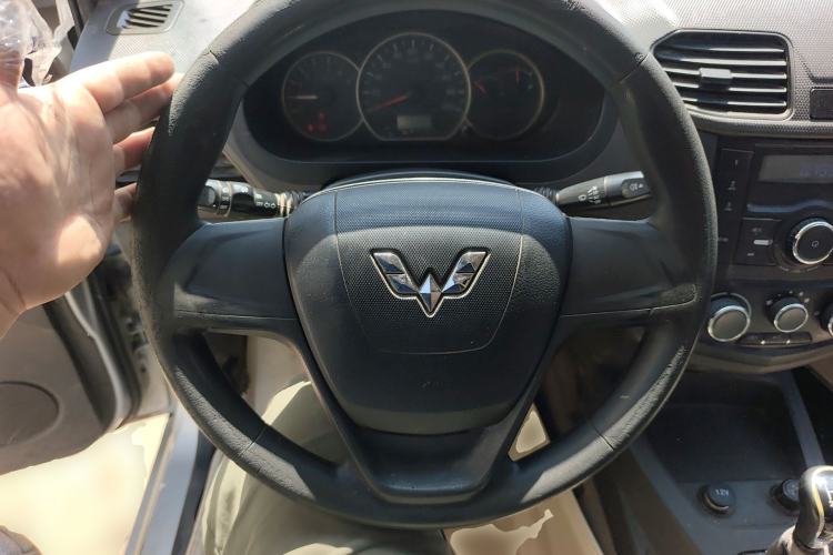 Used Wuling Hongguang 2014 1.5L S Standard Version Steering Wheel