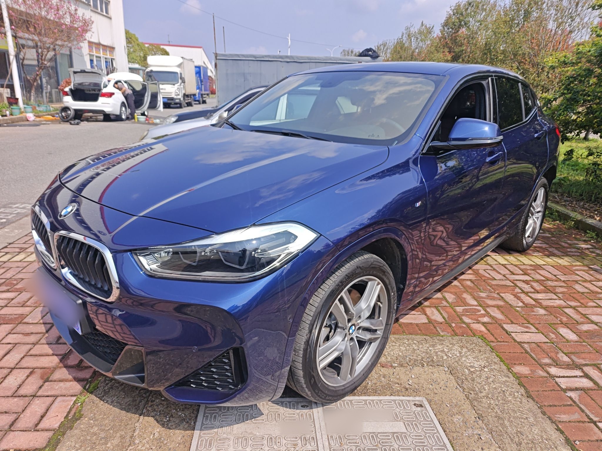 تحت مقدمة السيارة