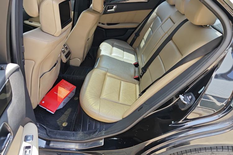 Used Mercedes-Benz E-Class 2009 E 300 Fashion Model Left Rear Seat