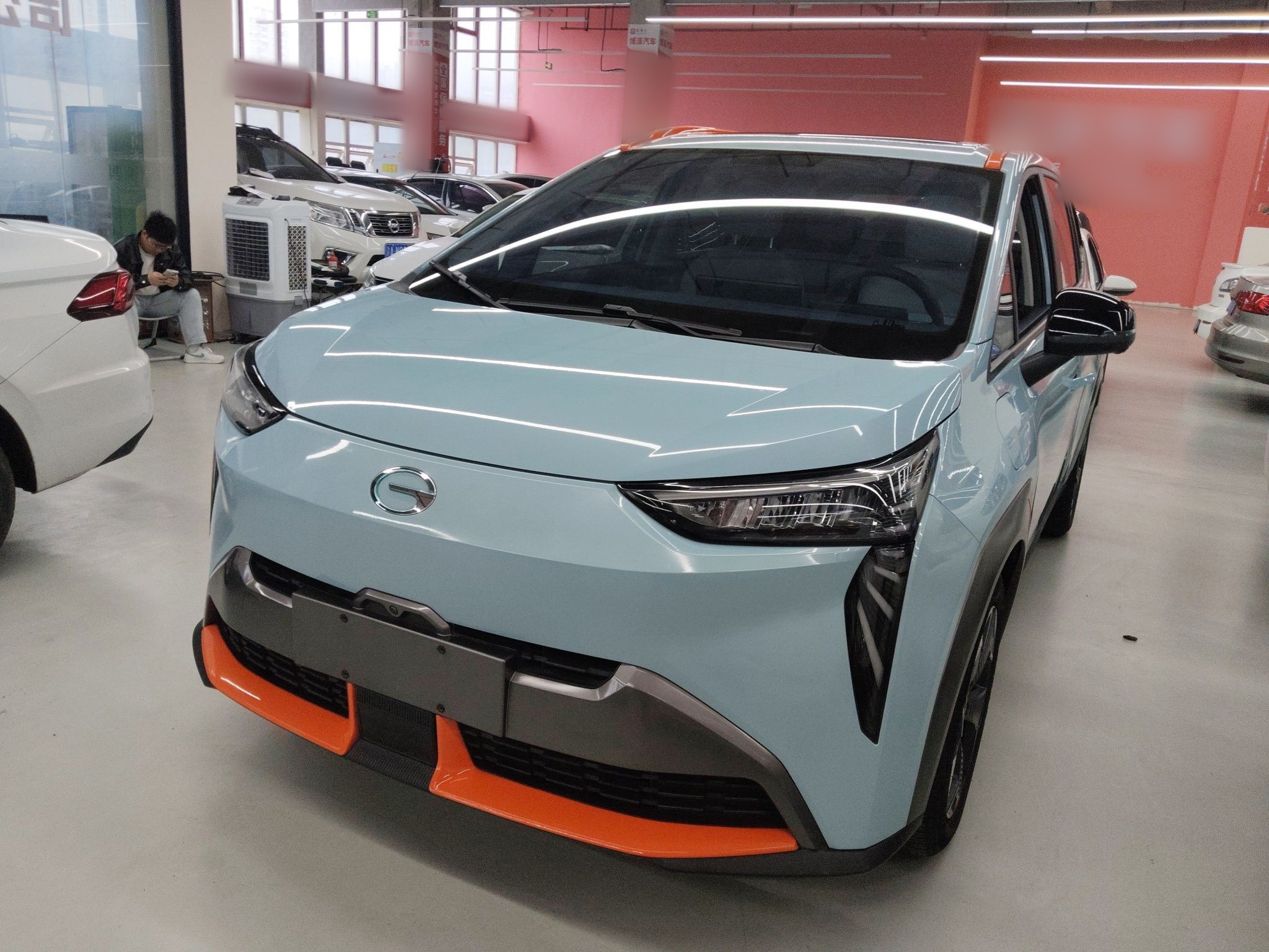 Под передней частью автомобиля