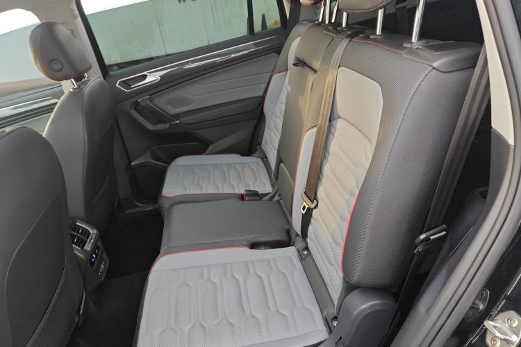 Used Volkswagen Tiguan L 2023 330TSI Automatic Two-Wheel Drive R-Line Flagship Edition Left Rear Seat