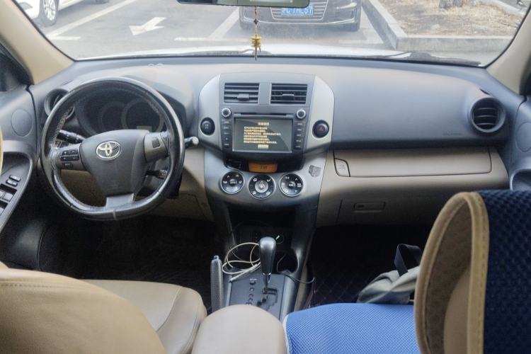 Used Toyota RAV4 2011 2.4L Automatic 4x4 Luxury Edition Center Console