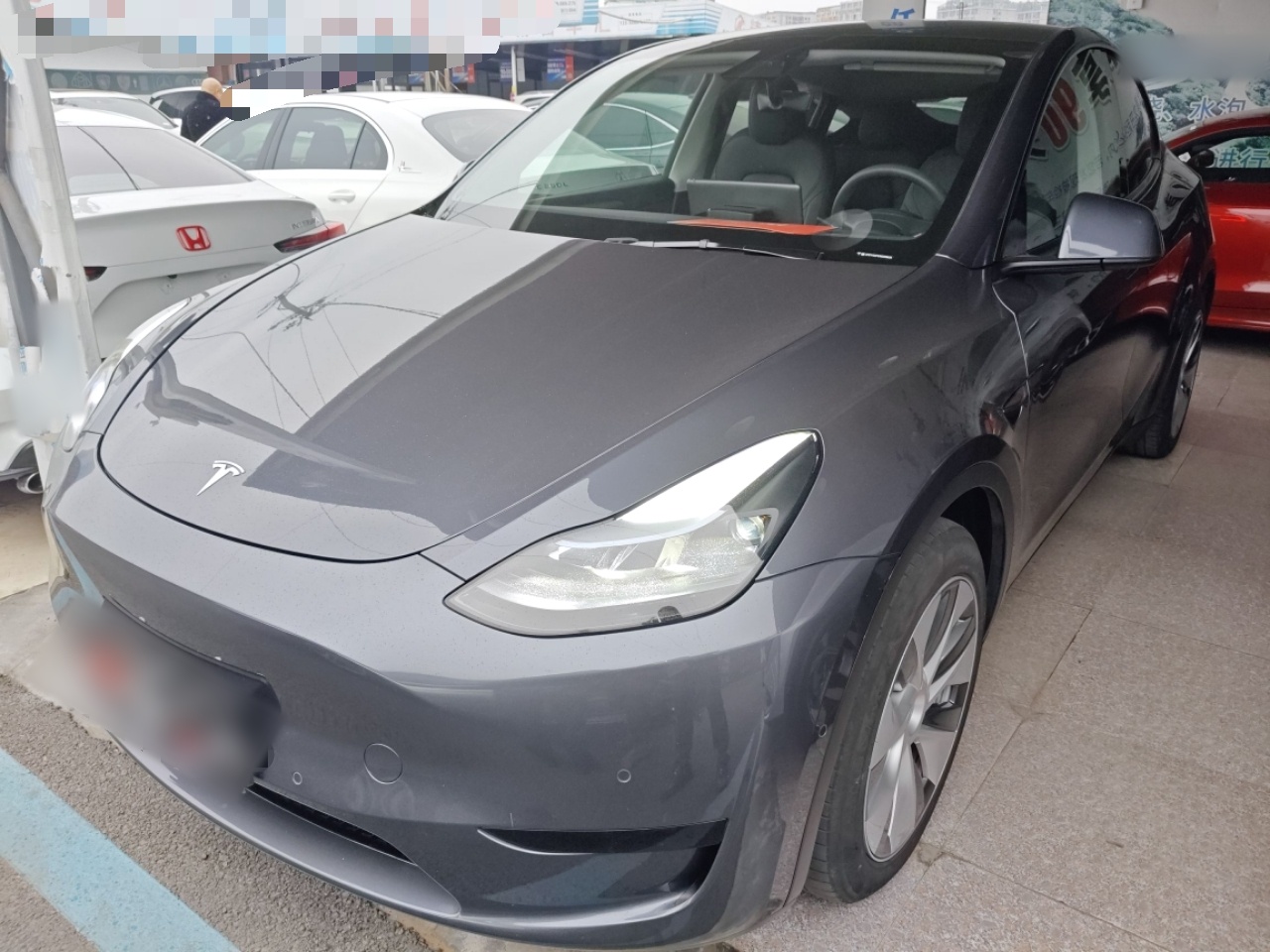 Под передней частью автомобиля