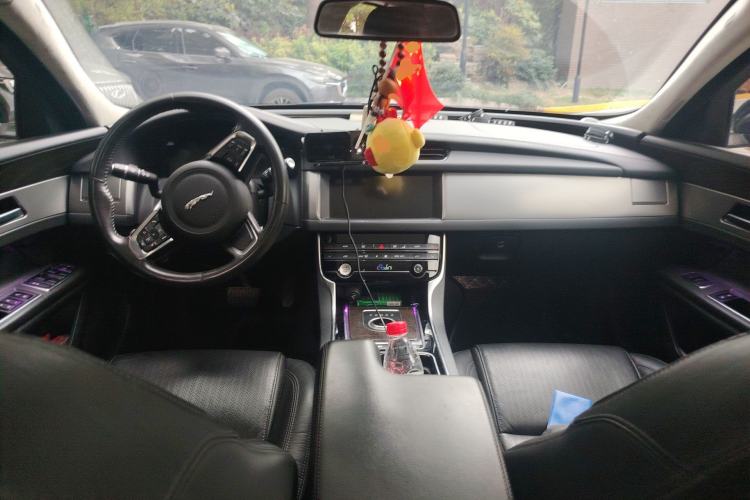 Used Jaguar XFL 2020 XFL 2.0T P250 Four-Wheel Drive Luxury Edition Center Console