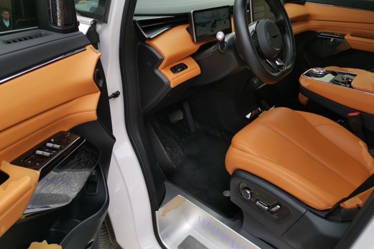 Used Geely Galaxy LEVC L380 2024 140-Degree 6-Seater All-Wheel-Drive Ultra