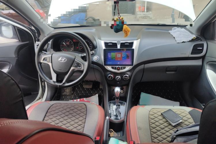 Used Hyundai Verna Ray 2014 1.6L Automatic TOP Center Console