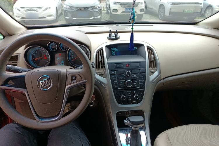 Used Buick GT 2012 GT 1.6L Automatic Fashion Edition Center Console