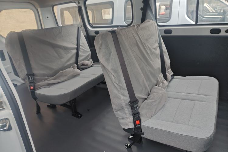 Used Wuling Yangguang 2024 300KM Comfort Version Passenger Van 75kW
