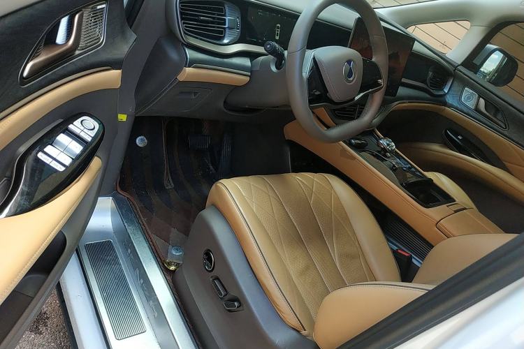 Used Denza D9 2022 DM-i 1040 Prestige Model